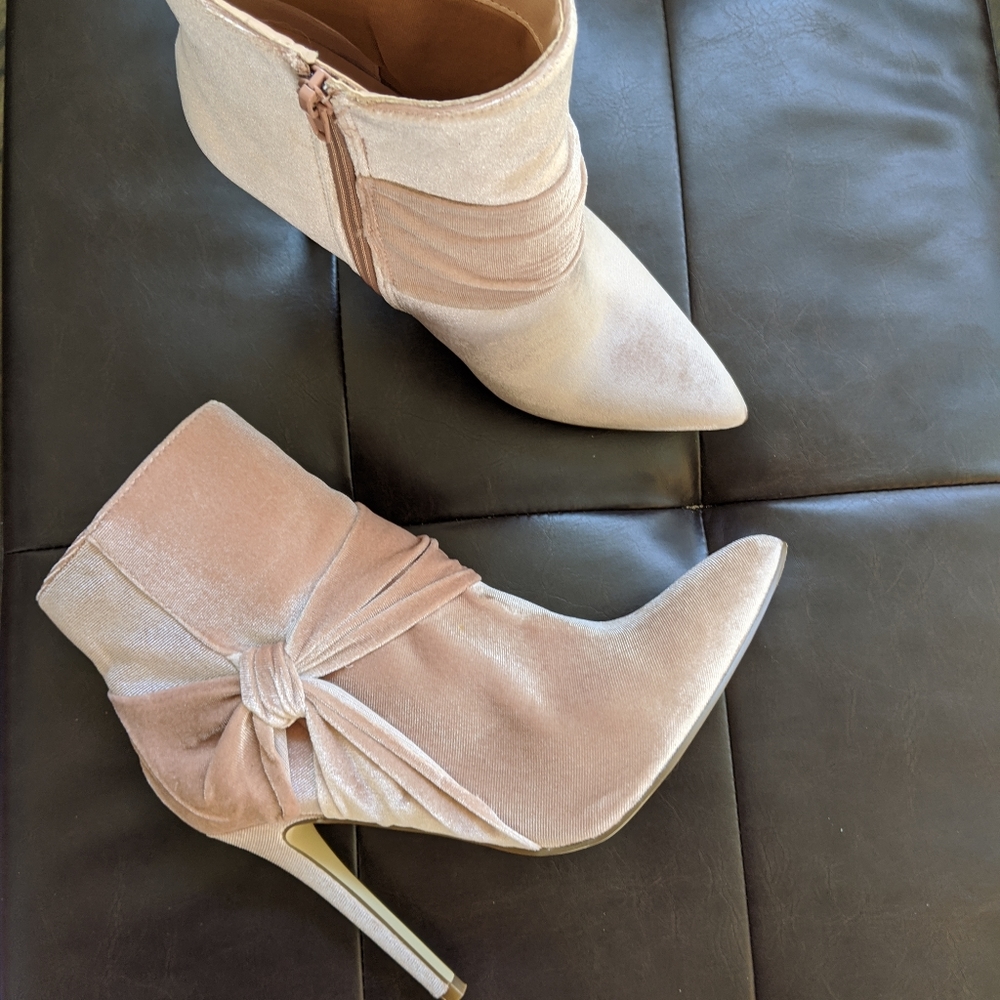 Pink, wrapped bow booties